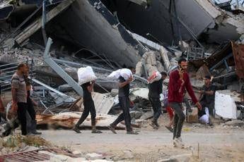 Gaza, media: "20 morti vicino a centro aiuti". Idf: "Erano spari d'avvertimento" Gaza, media: "20 morti vicino a centro aiuti". Idf: "Erano spari d'avvertimento"