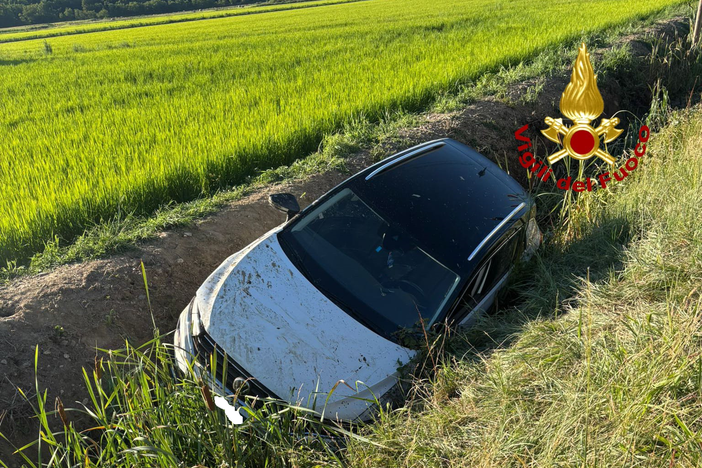 Auto in un canale nella vicina Santhià Auto in un canale nella vicina Santhià