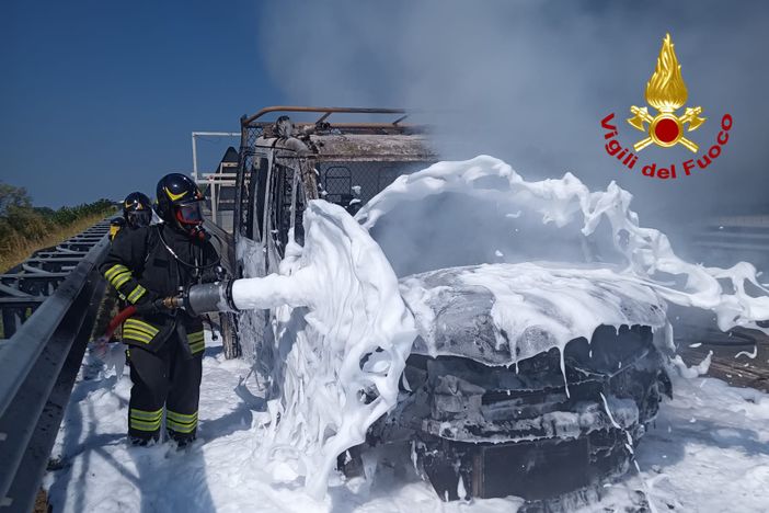 Furgone in fiamme a Borgo d'Ale FOTO