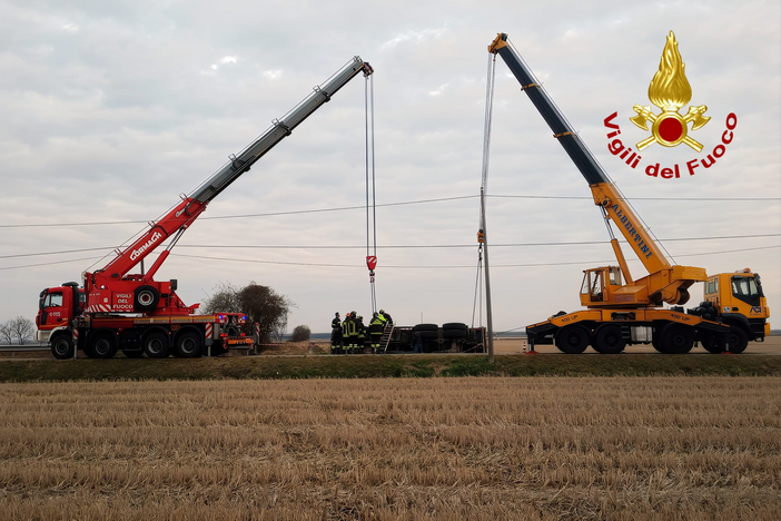 Dal Nord Ovest – Tir si ribalta fuori strada, in campo i Vigili del Fuoco con l'autogrù