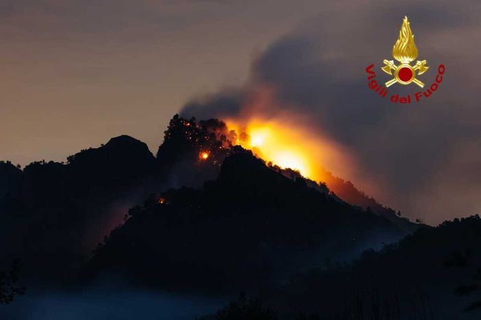 Cravagliana, proseguono le operazioni di spegnimento dell'incendio