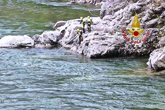Quarona, ritrovato esamine nell'alveo del fiume Sesia: concluse le ricerche dei Vigili del Fuoco. Quarona, ritrovato esamine nell'alveo del fiume Sesia: concluse le ricerche dei Vigili del Fuoco.