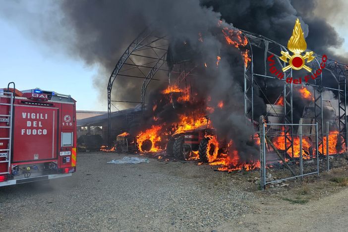 A fuoco rotoballe di fieno e mezzi agricoli FOTO
