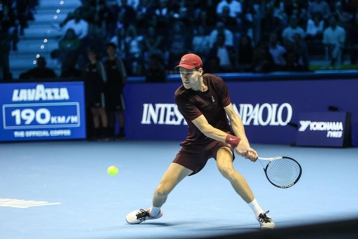 Sinner soffre un set, poi si impone a De Minaur: è la terza finale consecutiva alle ATP Finals
