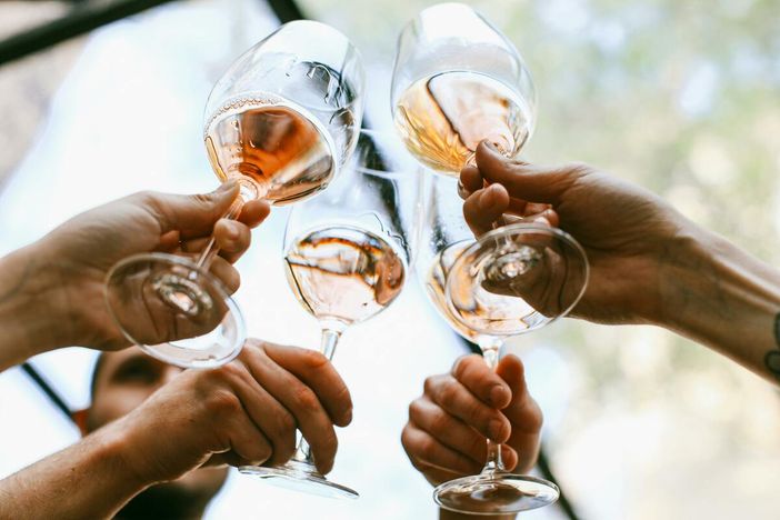 Scopri l'Universo del Prosecco: Da Bollicine Eleganti ad Aperitivi Sfiziosi