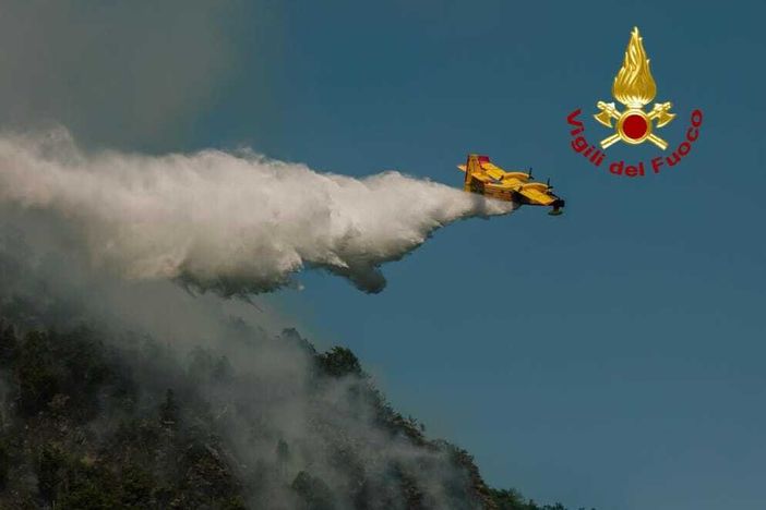 Incendi boschivi in Piemonte, prosegue senza sosta l'attività di contrasto: interventi anche in Valsesia Incendi boschivi in Piemonte, prosegue senza sosta l'attività di contrasto: interventi anche in Valsesia