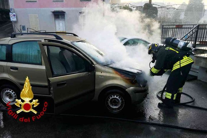 Auto in fiamme a Varallo, intervento dei vigili del fuoco Auto in fiamme a Varallo, intervento dei vigili del fuoco