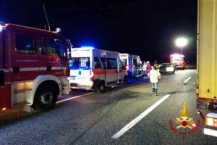 Incidente mortale sulla A26: coinvolta un'auto e un mezzo pesante, due i feriti FOTO.