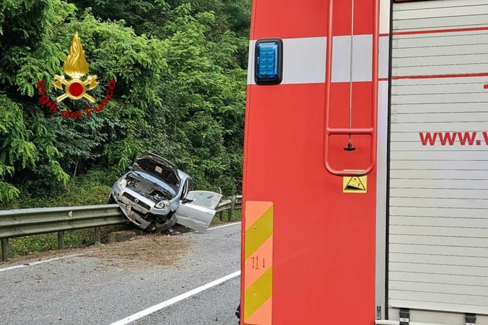 Auto fuori strada a Guardabosone, ferita una donna
