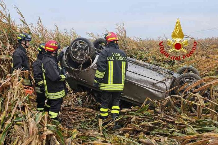 Auto finisce nei campi di Santhià, conducente alle cure del 118 di Cavaglià
