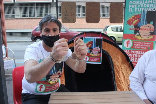 A Torino un altro barista si ammanetta al bar: &quot;Voglio lavorare, dormo qui anche a Pasqua&quot; [VIDEO e FOTO]