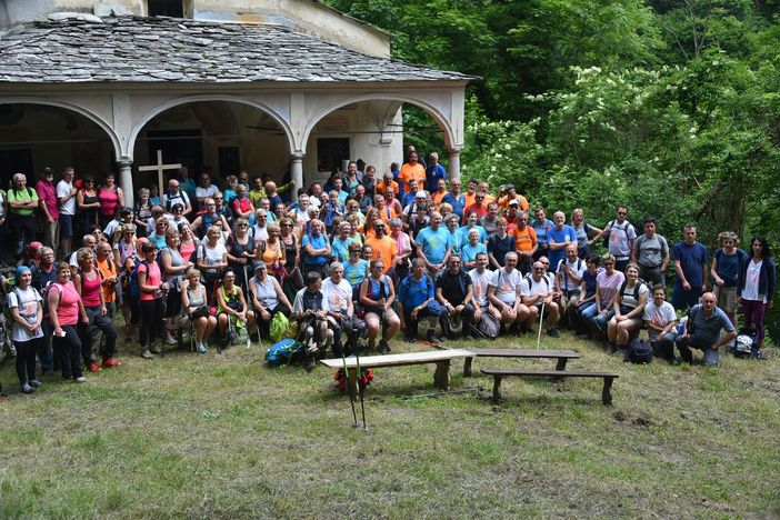 In duecento in cammino sugli antichi sentieri dei pellegrini tra Orta e Varallo