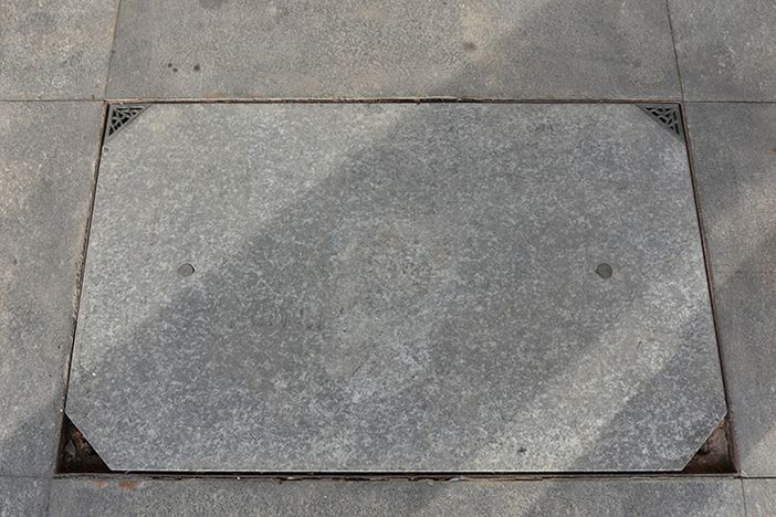 Dopo i pluviali spariscono gli angolini in bronzo che chiudono le tombe Dopo i pluviali spariscono gli angolini in bronzo che chiudono le tombe