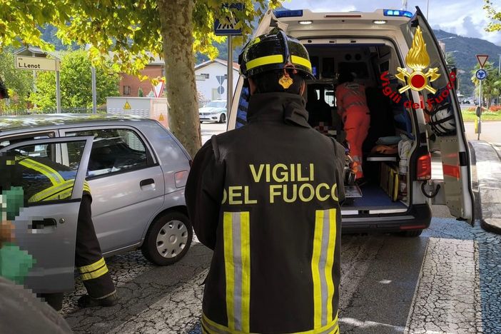 Incidente stradale a Borgosesia: intervento dei Vigili del Fuoco in viale Varallo