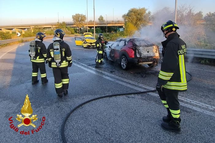 Incidente stradale e incendio di un’auto ibrida: intervento dei Vigili del Fuoco Incidente stradale e incendio di un’auto ibrida: intervento dei Vigili del Fuoco