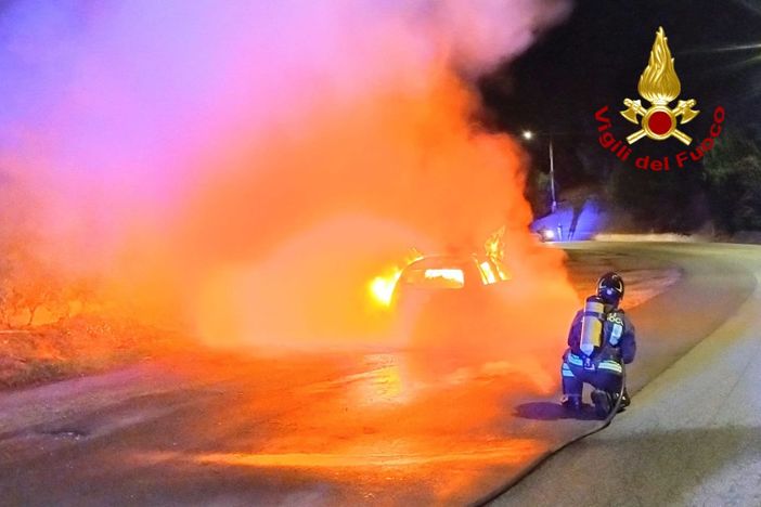 Borgosesia, auto a GPL in fiamme sulla SP 75: intervento dei Vigili del Fuoco Borgosesia, auto a GPL in fiamme sulla SP 75: intervento dei Vigili del Fuoco
