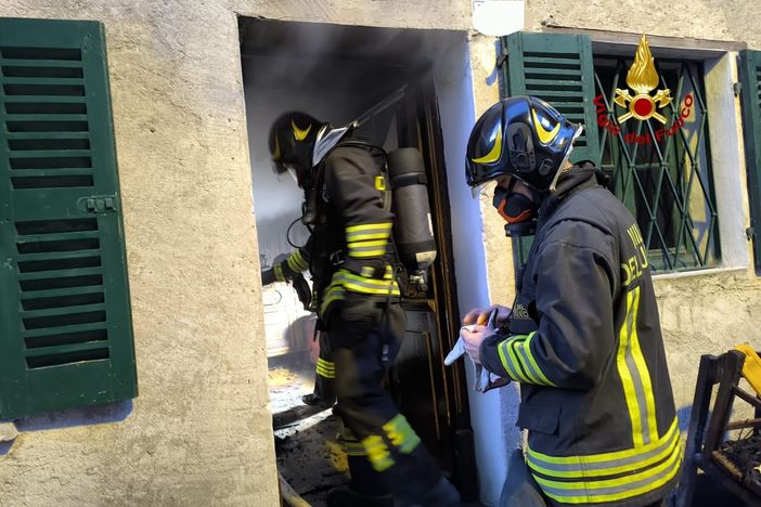 Incendio in un’abitazione a Scopa, intervento dei Vigili del Fuoco in frazione Muro