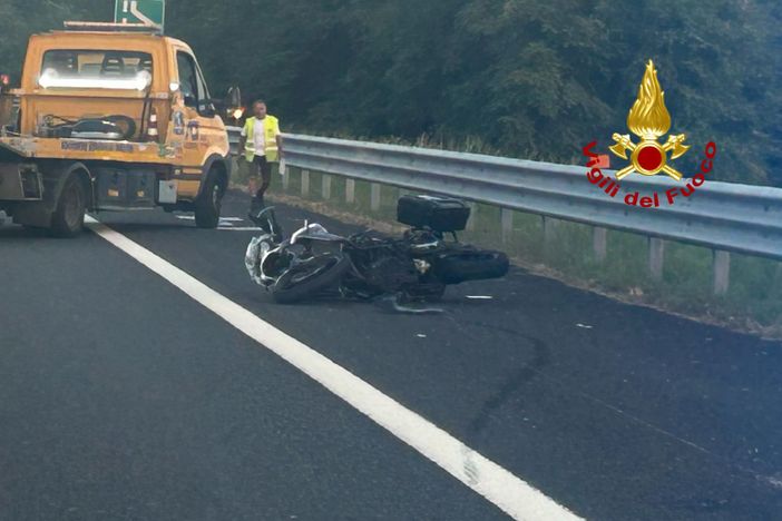Incidente tra 2 moto sulla A26, intervengono i Vigili del Fuoco