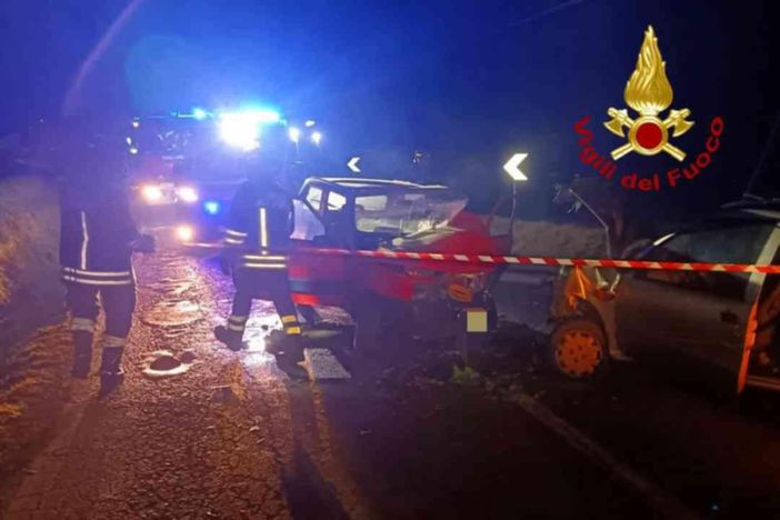 Incidente stradale a Cigliano, intervengono i vigili del fuoco Incidente stradale a Cigliano, intervengono i vigili del fuoco