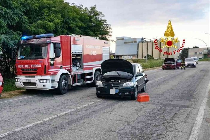 Incidente stradale a Santhià in corso Aosta, intervengono i Vigili del Fuoco Incidente stradale a Santhià in corso Aosta, intervengono i Vigili del Fuoco