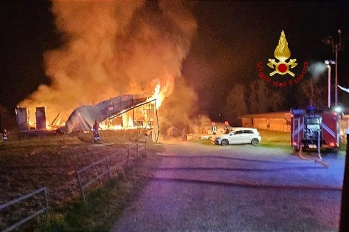 A fuoco una cascina a Lenta, sul posto anche le squadre di Romagnano Sesia