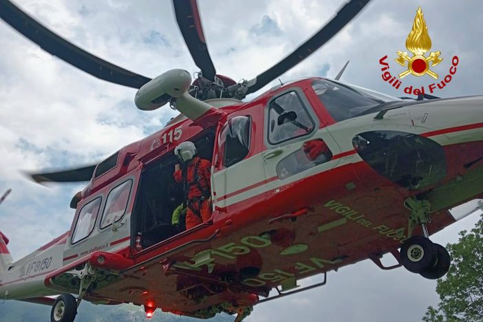 Mucca caduta nel torrente, arriva il Drago dei Vigili del Fuoco