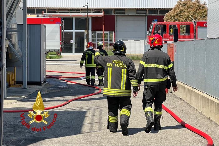 Incendio capannone a Roccapietra Incendio capannone a Roccapietra