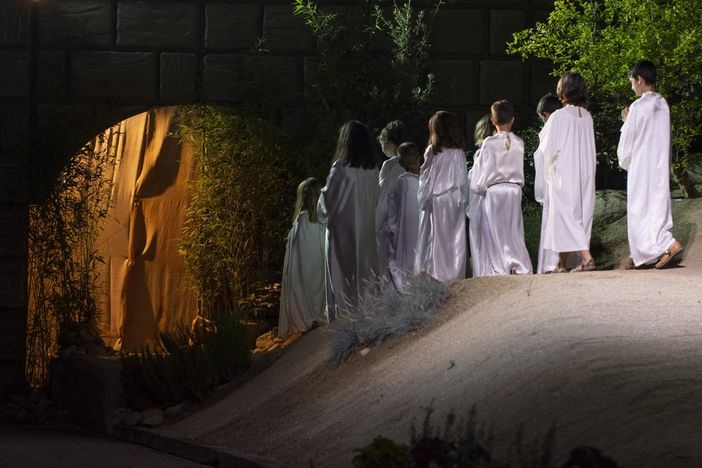 I bambini dell’Associazione Teatro Popolare di Sordevolo si preparano alla loro Passione (foto e. eletto)