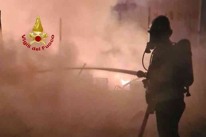 Albano, fiamme nell'ex cartiera