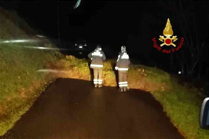 Frana sulla strada per Camasco, al lavoro i Vigili del Fuoco Frana sulla strada per Camasco, al lavoro i Vigili del Fuoco