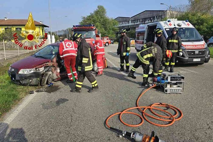 Incidente stradale a Santhià in corso 2 giugno, intervengono i Vigili del Fuoco