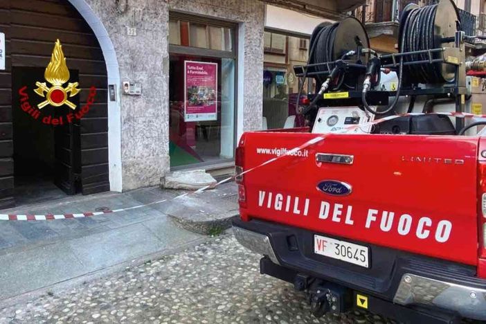 Gattinara: Crolla un pezzo di balcone, I Vigili del Fuoco intervengono Gattinara: Crolla un pezzo di balcone, I Vigili del Fuoco intervengono