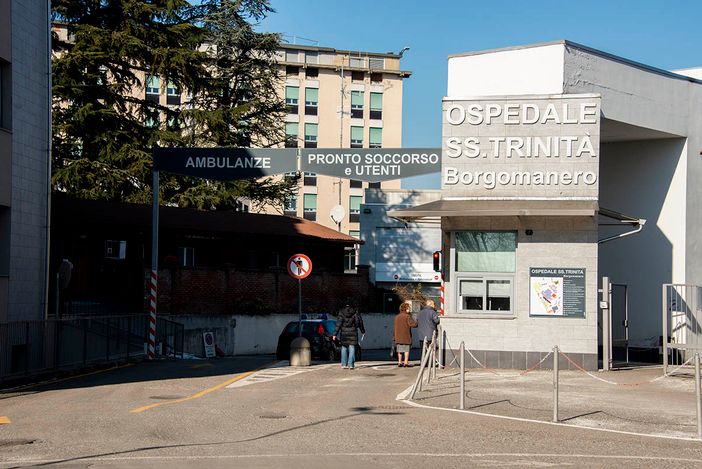 Scambia l’acqua con l’acido al bar: grave un uomo a Borgomanero