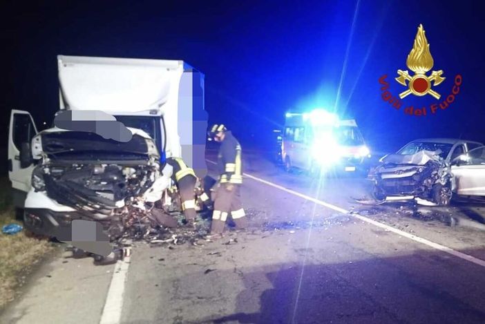 Scontro frontale tra due mezzi, c'è un ferito