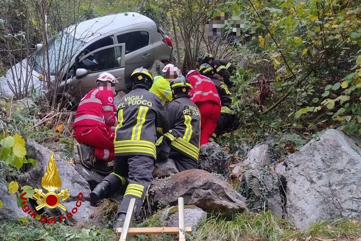 Auto precipita in un dirupo a Varallo: anziano salvato dai Vigili del Fuoc