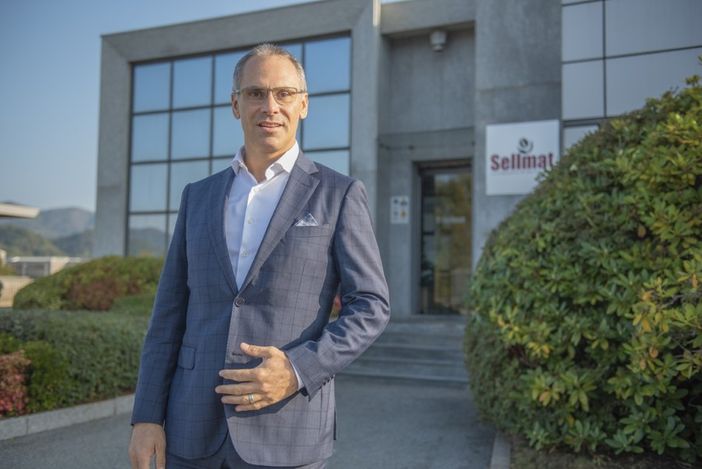 Sellmat + You, con Tracce in fiore si recuperano scarti polvere di caffè per realizzare isole fiorite