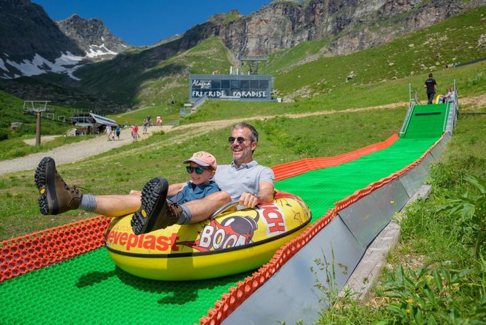 Alagna inaugura il tubing estivo: divertimento tra prati e panorami d’alta quota Alagna inaugura il tubing estivo: divertimento tra prati e panorami d’alta quota