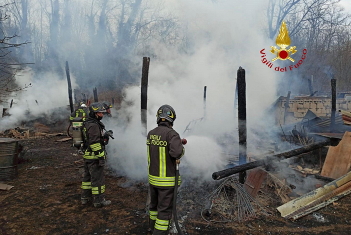 Baracche a fuoco alla periferia di Gattinara: all'interno anche bombole del gas Baracche a fuoco alla periferia di Gattinara: all'interno anche bombole del gas