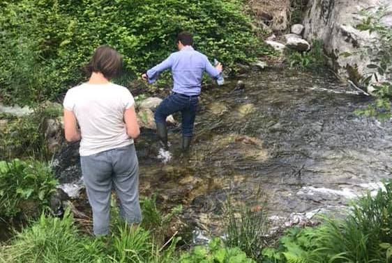 Prelievo di un campione da parte del sindaco di Quarona qualche mese fa Prelievo di un campione da parte del sindaco di Quarona qualche mese fa