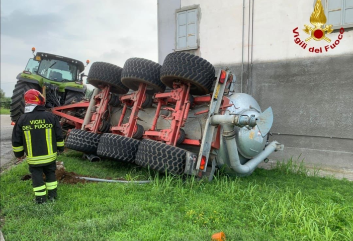 Si ribalta una cisterna di liquami