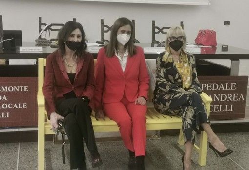 Giornata dell'Endometriosi: in ospedale una panchina gialla e un ambulatorio sul dolore pelvico Giornata dell'Endometriosi: in ospedale una panchina gialla e un ambulatorio sul dolore pelvico