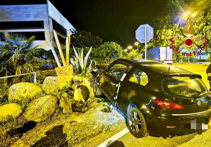 Incidente in piena notte, conducente estratto dalle lamiere Incidente in piena notte, conducente estratto dalle lamiere