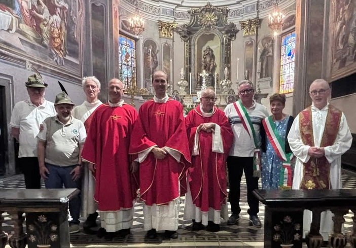 Doppia festa per Crevacuore: 90 anni degli Alpini e prima messa per don Sylvain Dufay (foto dalla pagina Facebook di Comune di Crevacuore) Doppia festa per Crevacuore: 90 anni degli Alpini e prima messa per don Sylvain Dufay (foto dalla pagina Facebook di Comune di Crevacuore)