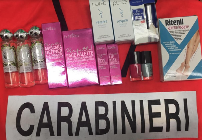 Ruba creme di bellezze in farmacia: nei guai una pensionata