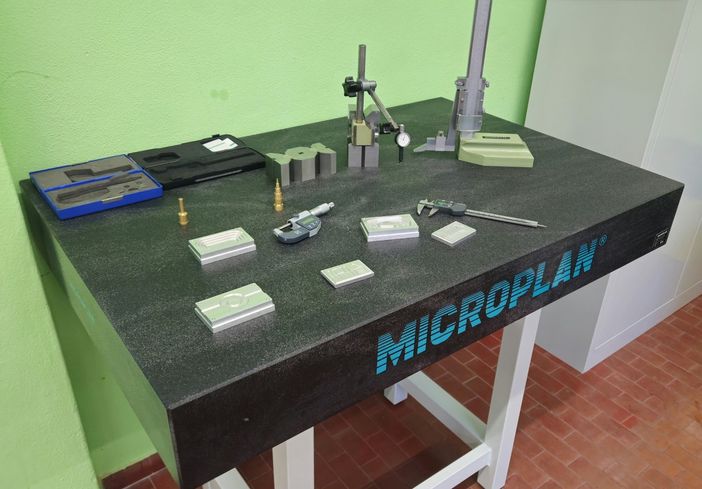Due piani di riscontro donati da Microplan ai laboratori di meccanica