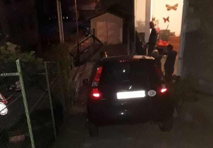 Si perde e finisce incastrato su una scalinata di una via senza uscita Si perde e finisce incastrato su una scalinata di una via senza uscita