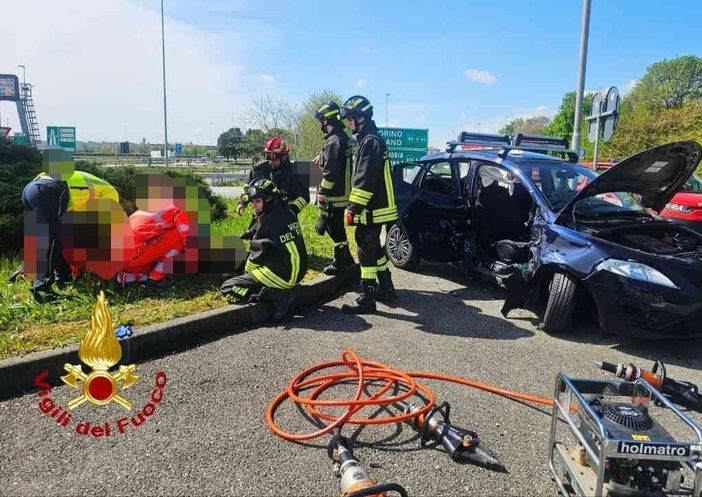 Scontro tra due auto all'imbocco del casello di Carisio, una persona estratta dalle lamiere Scontro tra due auto all'imbocco del casello di Carisio, una persona estratta dalle lamiere