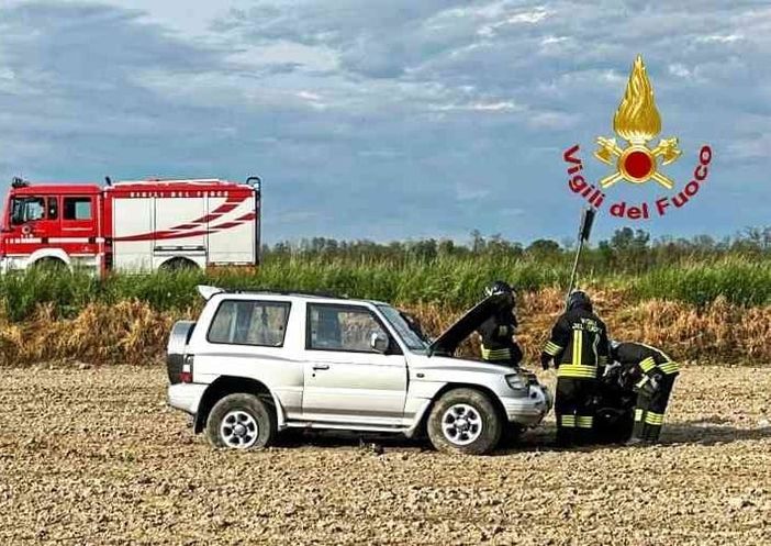 Auto fuori strada, due persone soccorse dal 118