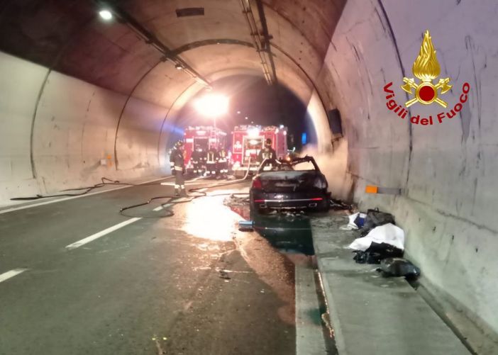 Dal nord ovest: auto in fiamme nella galleria di Massino Visconti sull’A26, autostrada chiusa durante l’intervento Dal nord ovest: auto in fiamme nella galleria di Massino Visconti sull’A26, autostrada chiusa durante l’intervento