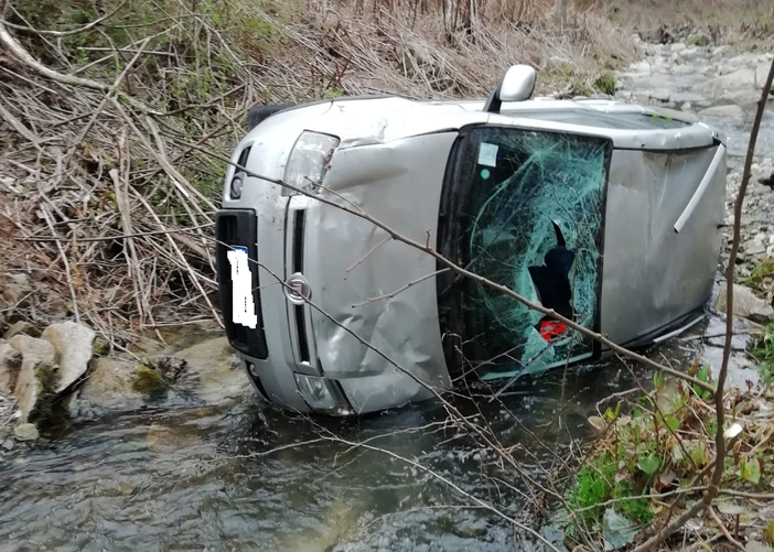 Perde il controllo dell'auto e finisce nel canale: giovane rimane illeso